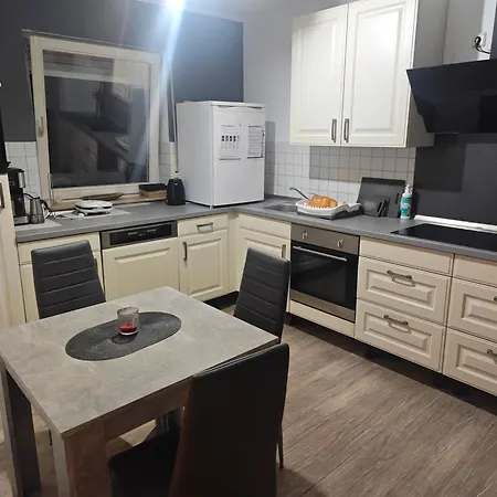 Work And Fuer 5 Personen 2 Schlafzimmer Grosse Wohnkueche, Bad Und Balkon Apartment