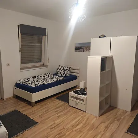 Work And Fuer 5 Personen 2 Schlafzimmer Grosse Wohnkueche, Bad Und Balkon Apartment